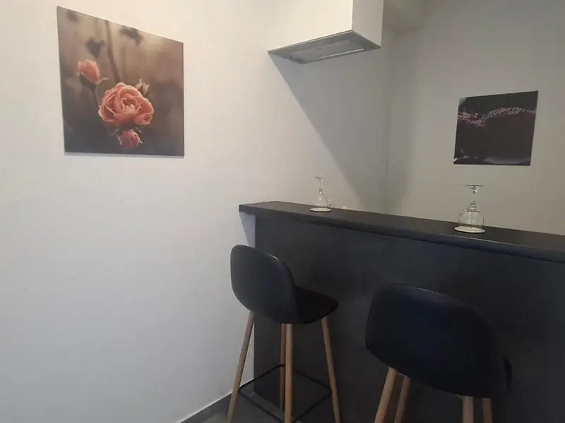 Barski pult s visokim stolicama u apartmanu